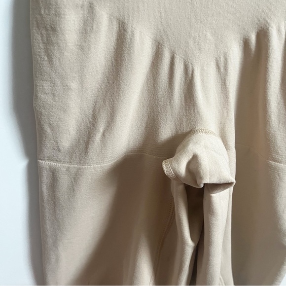 SPANX OnCore Mid-Thigh Short beige nude high waisted slimming shapewear - Picture 3 of 7